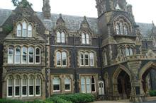 готический каменный особняк